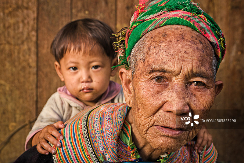 花赫蒙部落的越南祖母和她的孙女图片素材