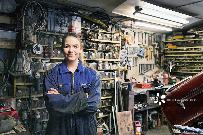 在修理厂工作的女机修工图片素材