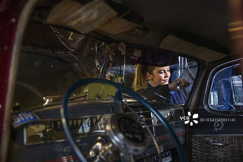 专注于工作的女汽车修理工图片素材