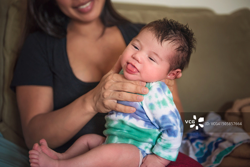 喝醉奶打嗝的婴儿图片素材