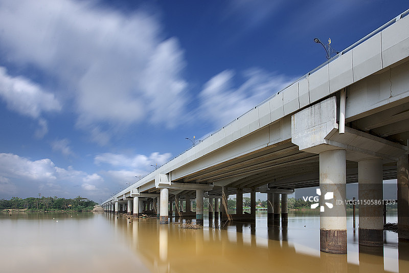 云雾缭绕的桥梁图片素材