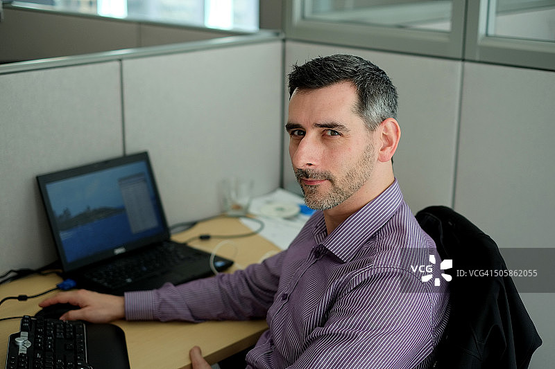 穿着休闲的IT专业人员在办公室图片素材