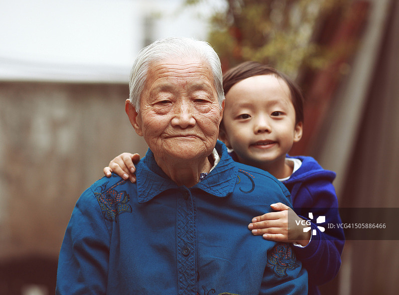 幸福的亚洲家庭图片素材