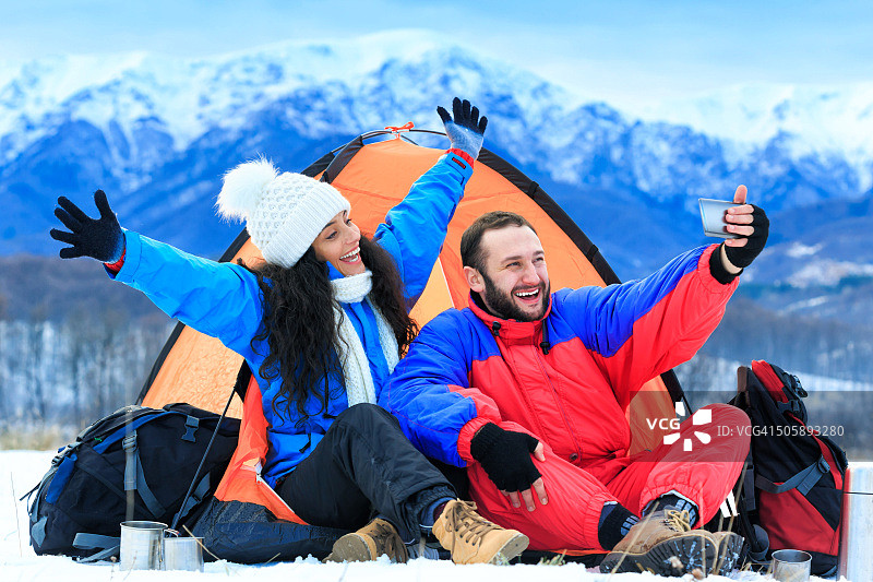 年轻夫妇在雪山自拍图片素材