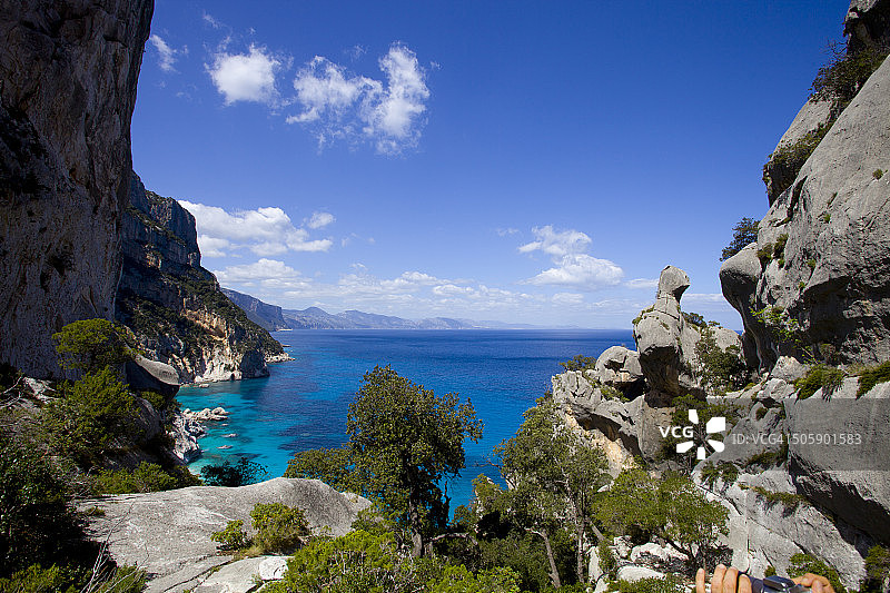 海滩岩石顶部的景色图片素材