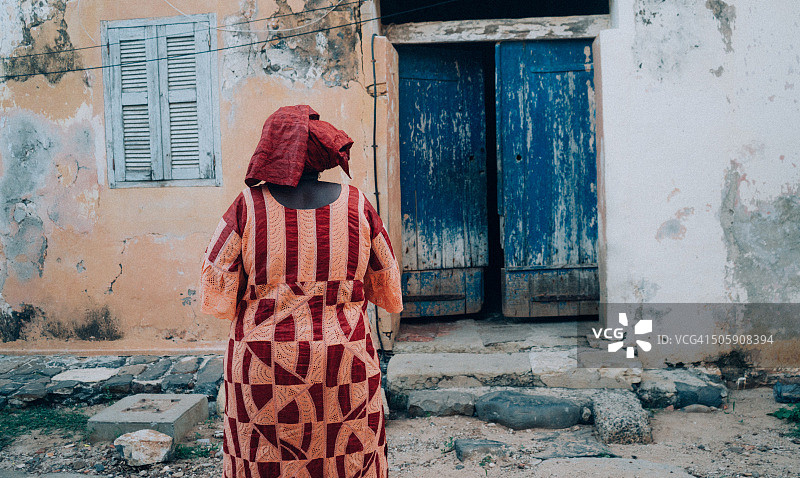 身穿色彩鲜艳服装的女士，位于塞内加尔达喀尔西非戈雷岛图片素材