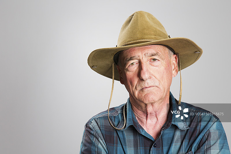 年长的农民严肃的证件照图片素材