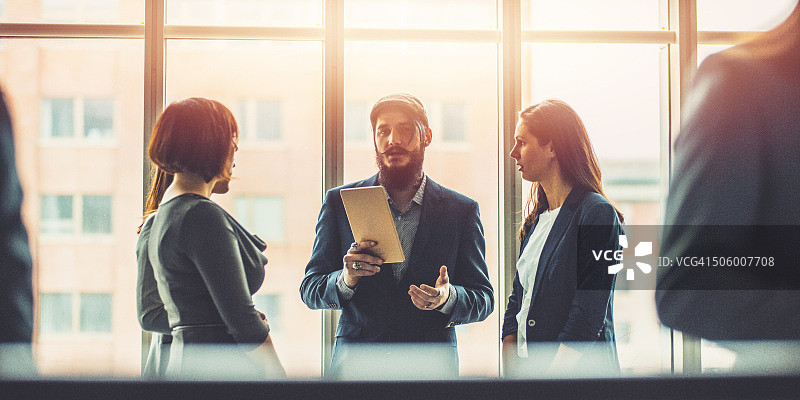 办公室大厅里的时尚商人图片素材