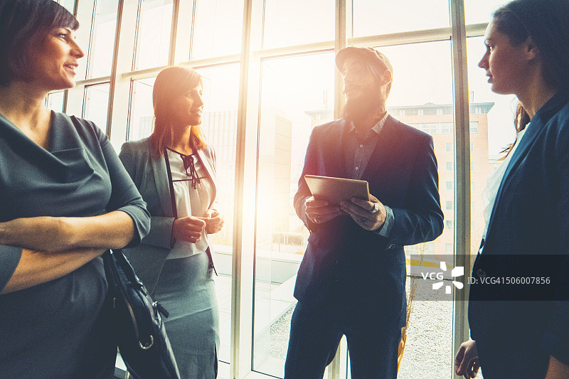 办公室大厅里的时尚商人图片素材