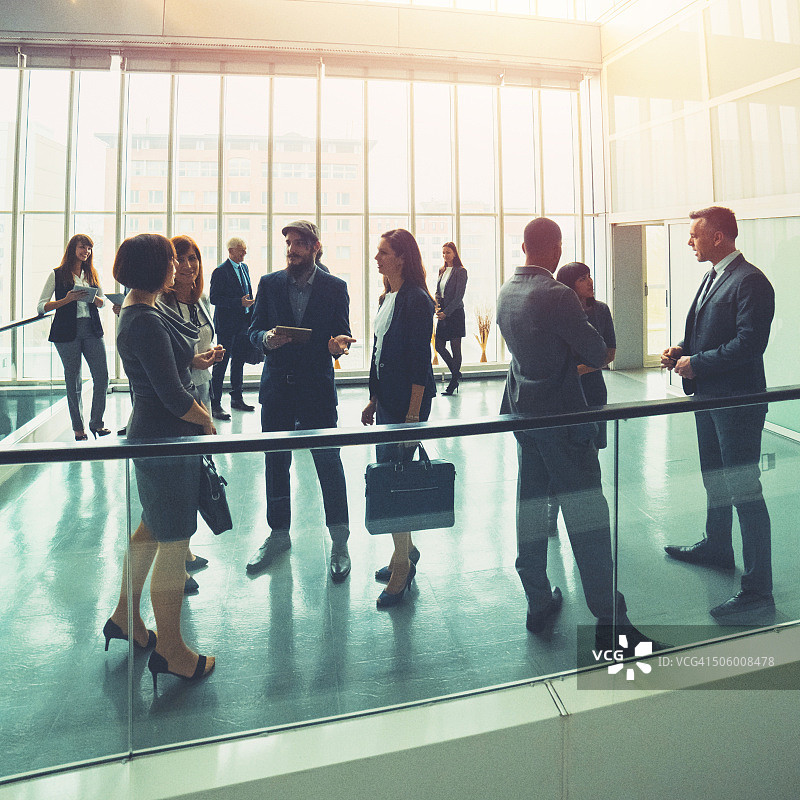 办公室大厅里的时尚商人图片素材
