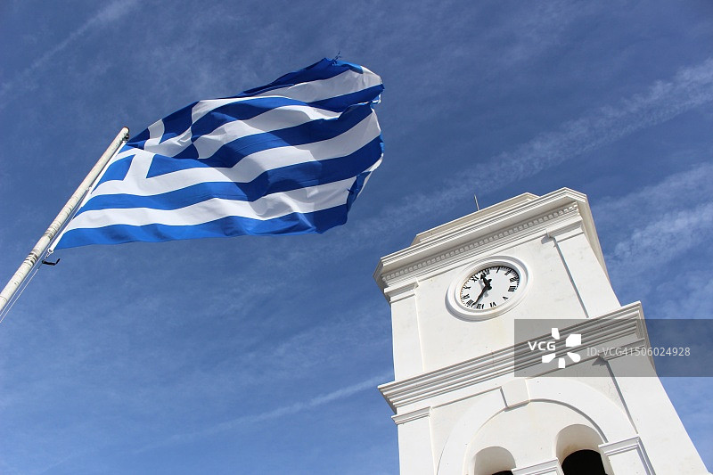 希腊波罗斯岛上的钟楼和希腊国旗图片素材