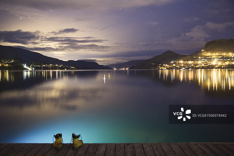 加拿大不列颠哥伦比亚省：码头边缘的靴子图片素材