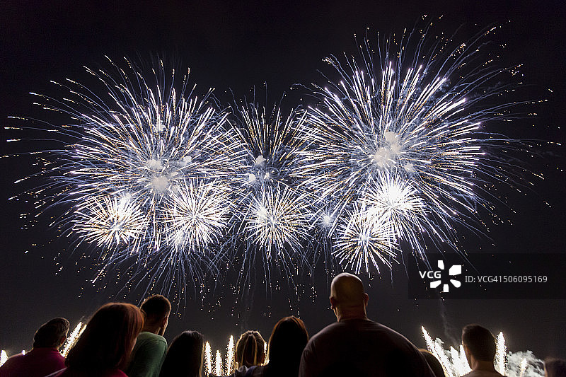 观看烟花图片素材