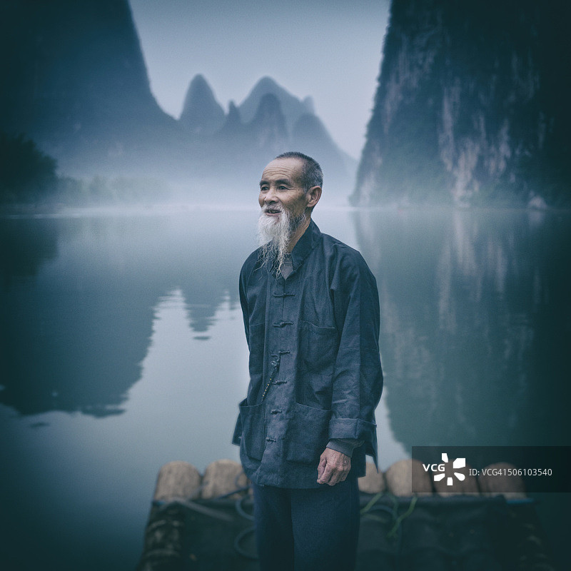 river lee 上的 cormorant fisherman 肖像图片素材