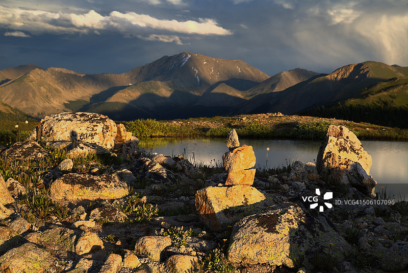 独立隘口石堆图片素材