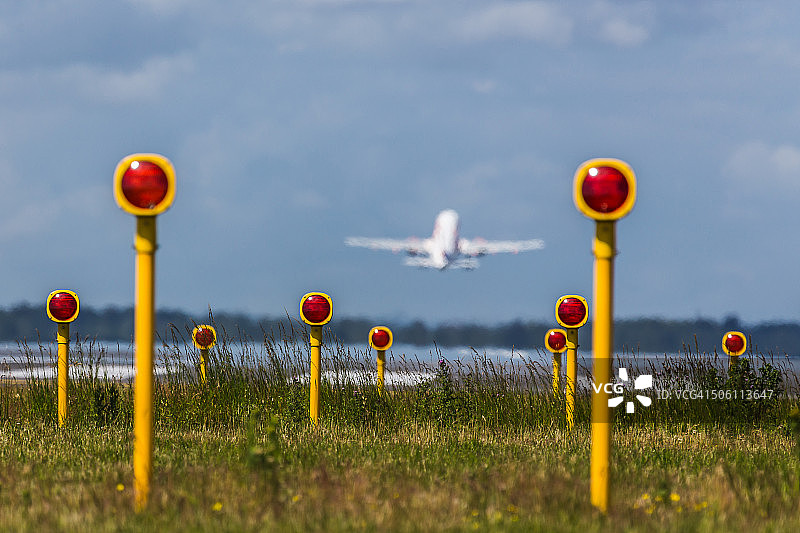 易捷航空飞机起飞图片素材