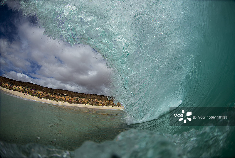 红崖岸边浪图片素材