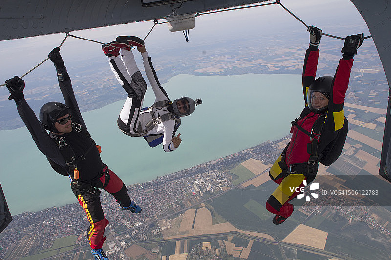 跳伞运动员跳出时抓着绳索图片素材