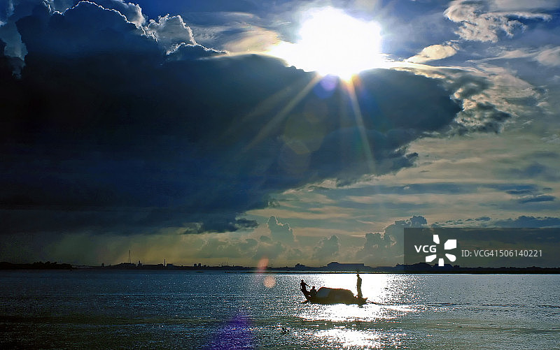 梅格纳河与多云天空之美图片素材