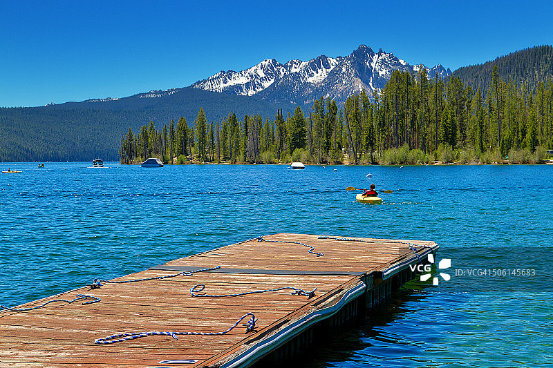爱达荷州红鱼湖码头边的单人皮划艇图片素材