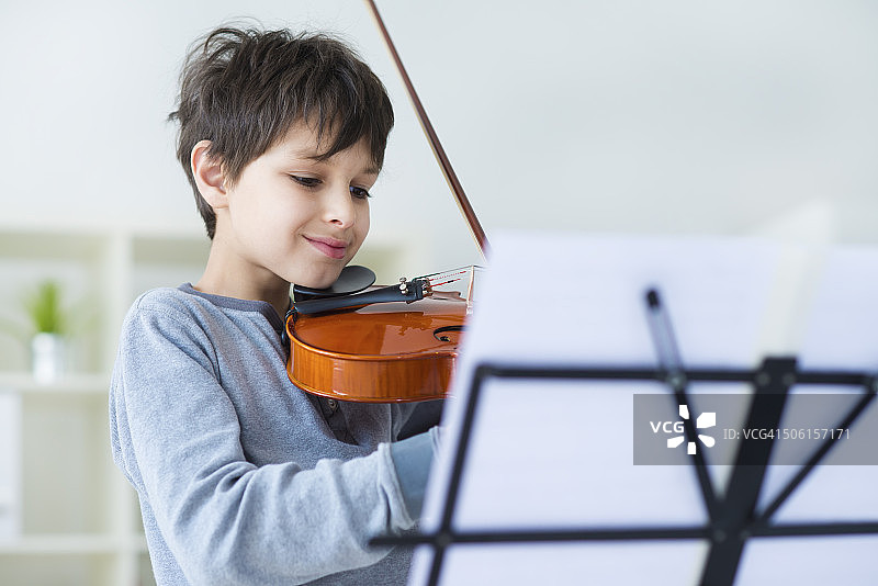 男孩在拉小提琴图片素材