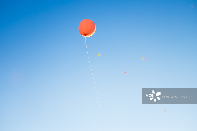 空中带有信息的氦气球的低角度视图图片素材
