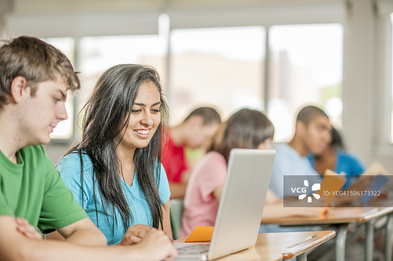 一起完成作业的大学生图片素材