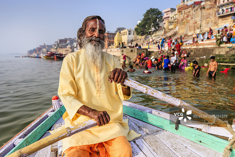 Sadhu 在瓦拉纳西的恒河上划船图片素材