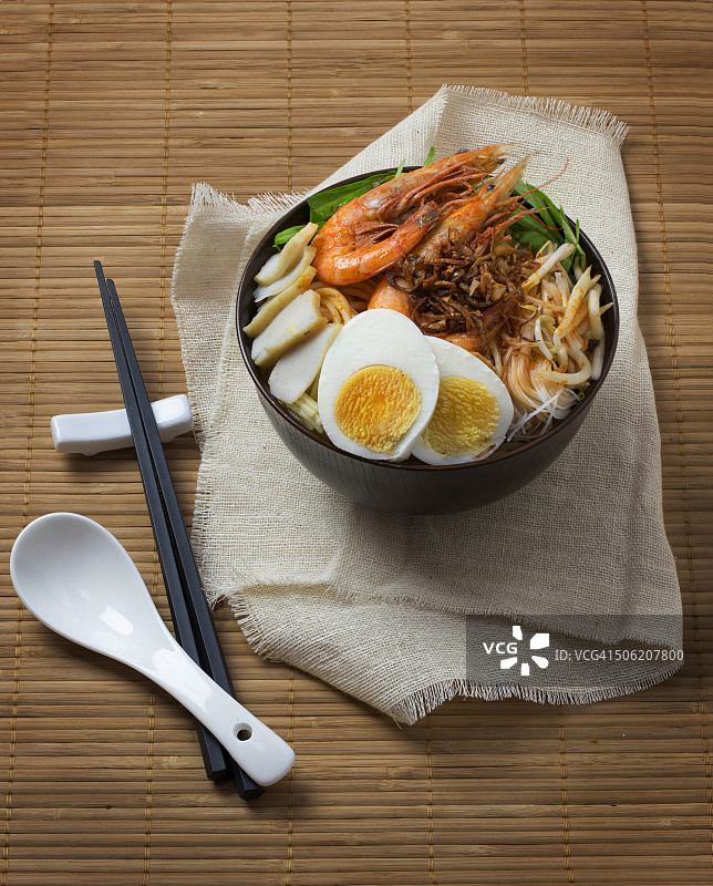 马来西亚槟城小贩美食：虾面。顶视图。图片素材
