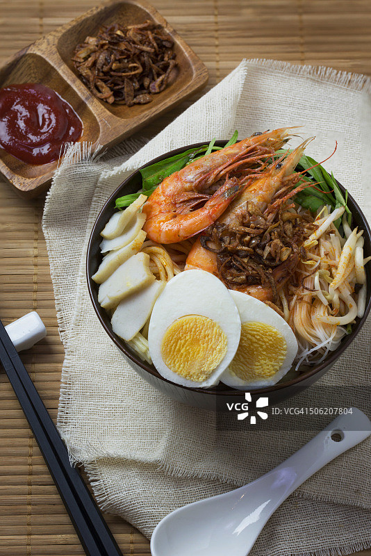 马来西亚槟城岛小贩美食虾面（俯视图）图片素材