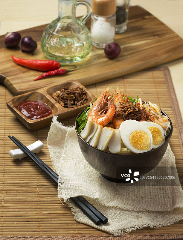 马来西亚槟城岛小贩美食虾面（俯视图）图片素材