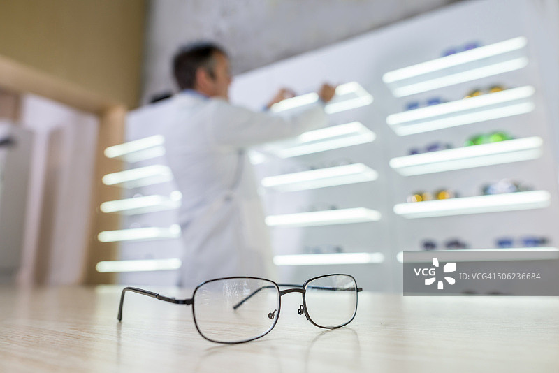 眼镜店销售眼镜图片素材