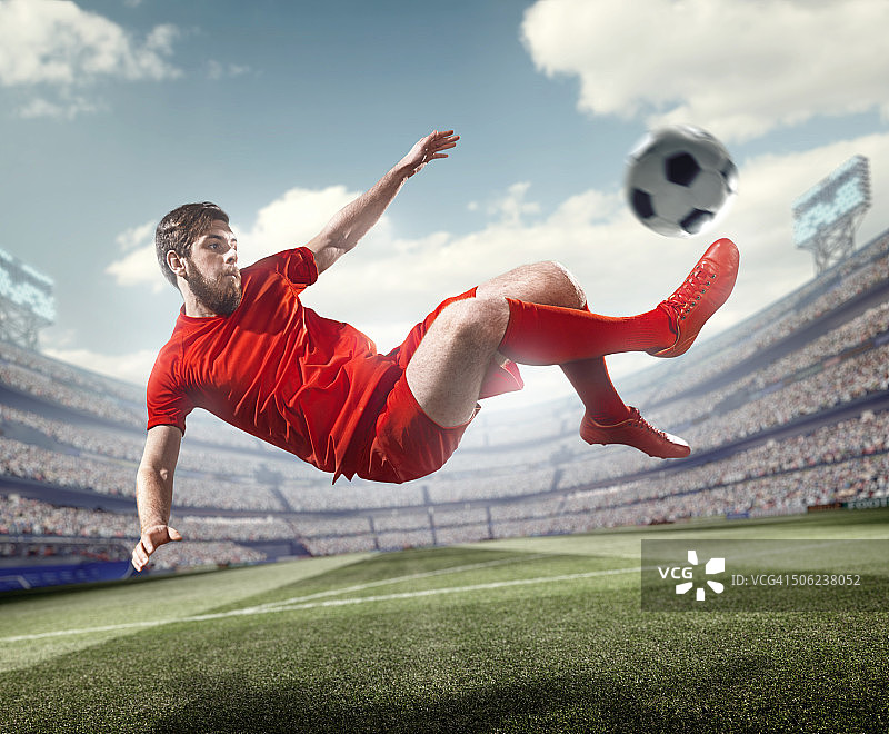 在体育场踢球的足球运动员图片素材
