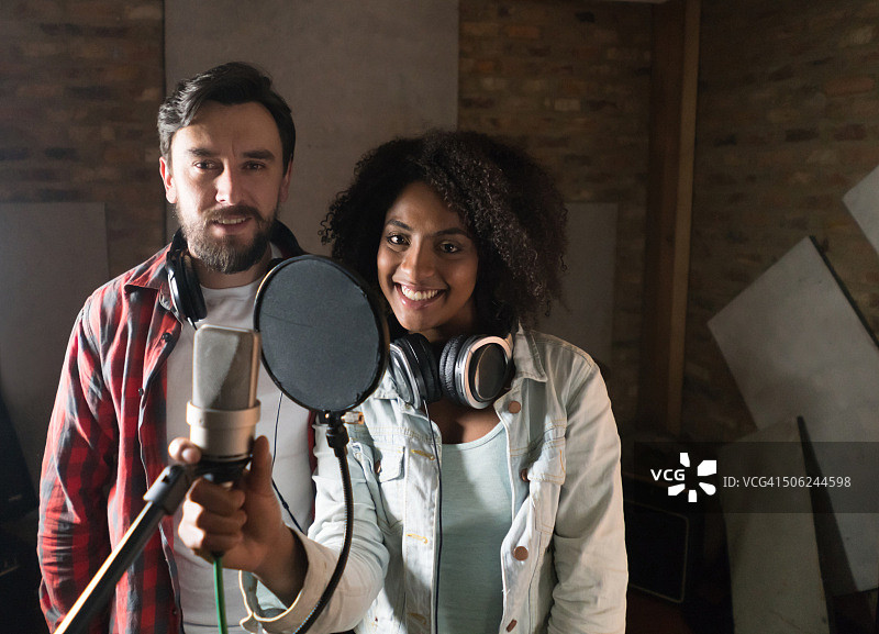 在录音室录音的歌手图片素材