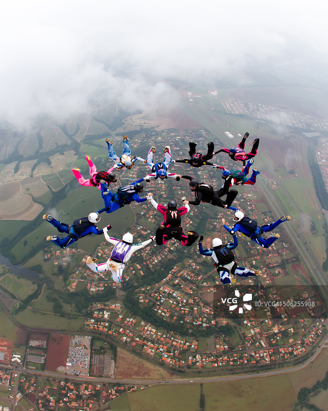 色彩缤纷的跳伞队形图片素材