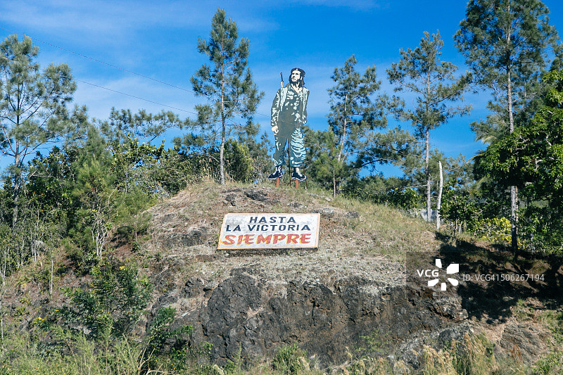古巴关塔那摩省山区丘陵上的切·格瓦拉画像图片素材