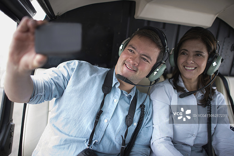 在直升机上的自拍图片素材