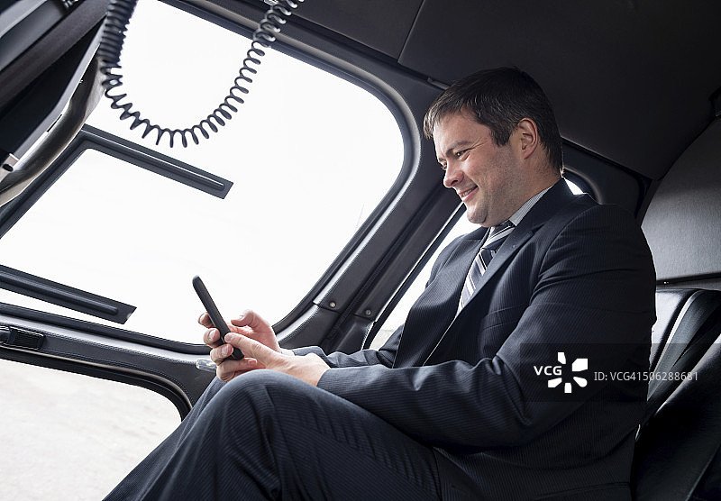 乘坐直升机的商人图片素材