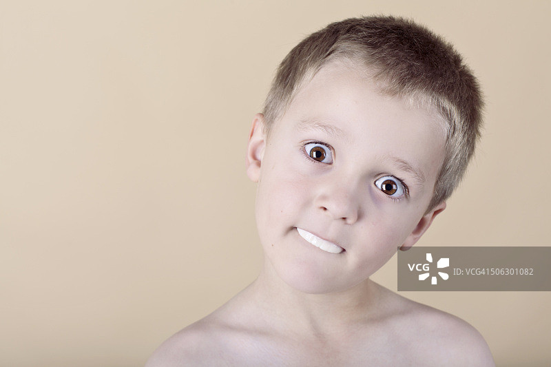 戴着假牙的金发男孩看着镜头图片素材