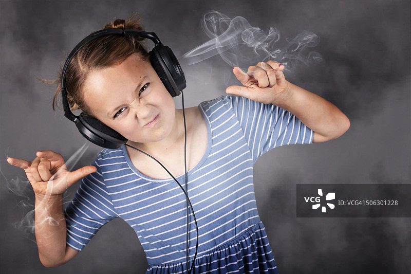 戴着耳机的女孩图片素材