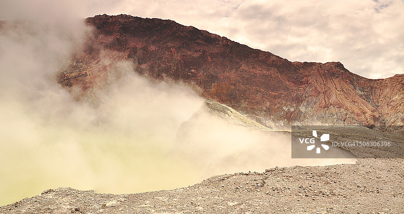 白色硫磺岛黄色湖图片素材