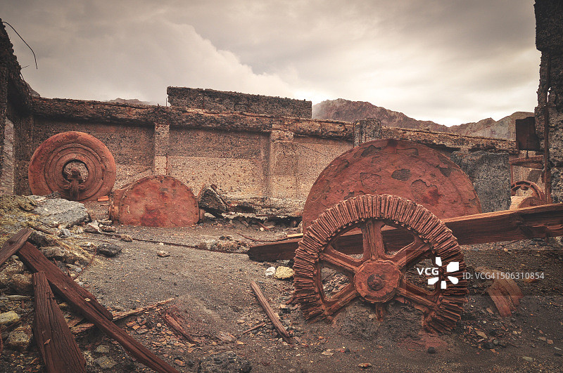 白色岛屿上的废弃旧设备图片素材