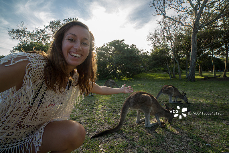 女子旅行时与袋鼠合影留念图片素材