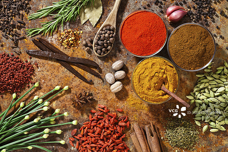 乡村背景下的香料和草药俯视图片素材