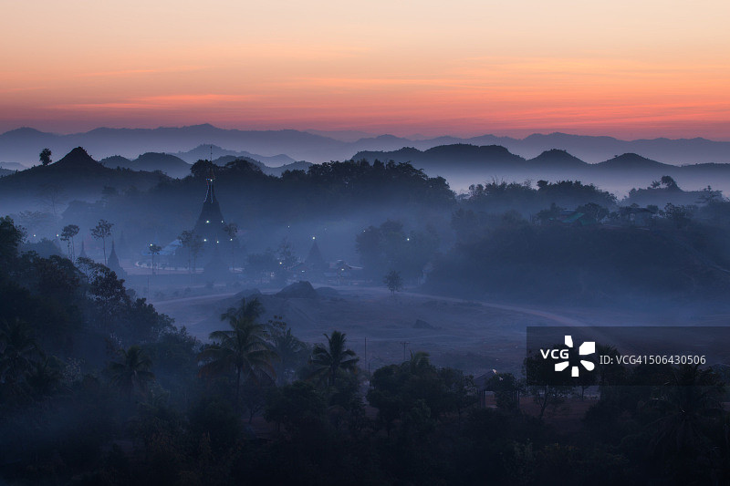 若开邦妙乌的释迦牟尼佛塔图片素材