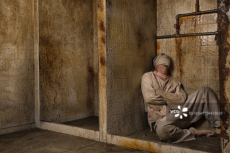 淋浴中的精神病患者图片素材