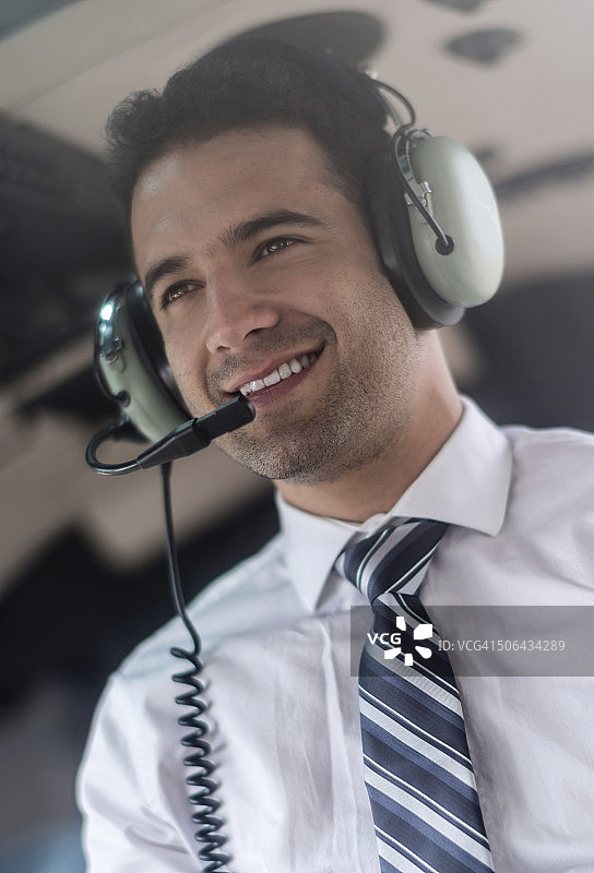 飞行员驾驶直升机图片素材