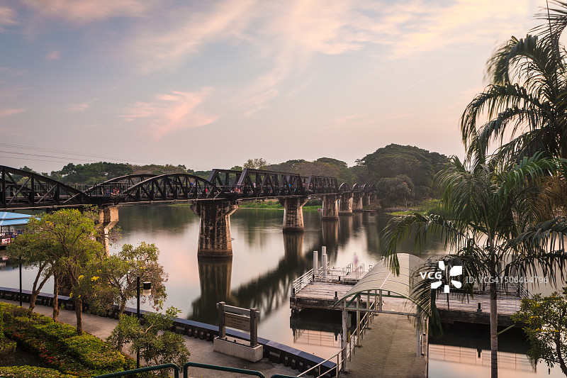 泰国桂河大桥的日落图片素材