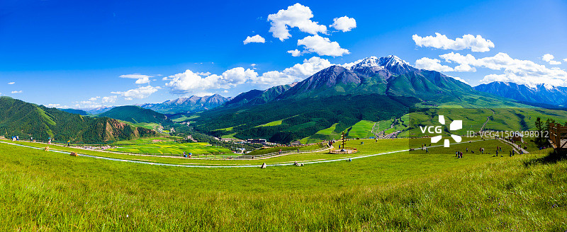 蓝天下的山谷草原/中国青海。图片素材