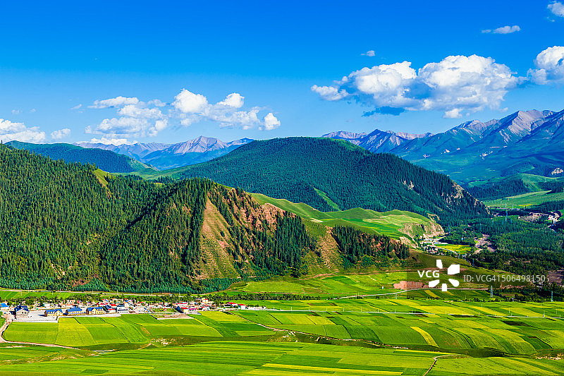 蓝天下的田野和山脉图片素材